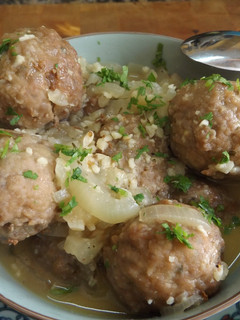 Una foto de Albóndigas rellenas de queso con salsa de almendras