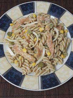 Una foto de Ensalada de pasta con salmón