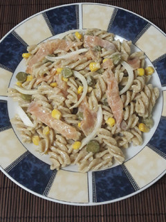 Una foto de Ensalada de pasta con salmón