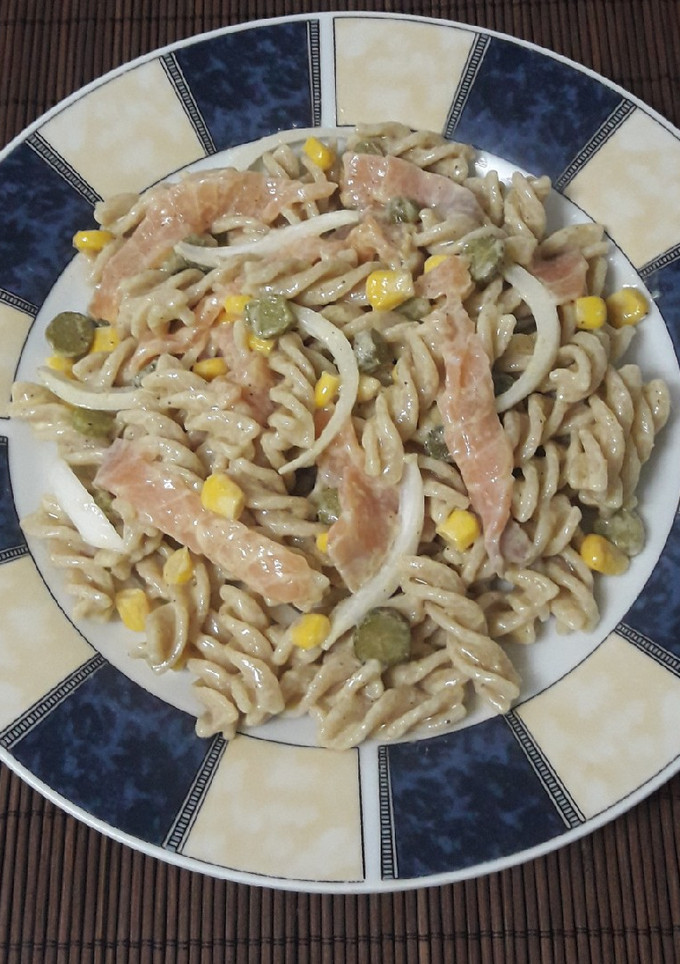 Una foto de Ensalada de pasta con salmón