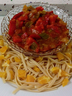 Una foto de Linguines de naranja y salteado de verduras