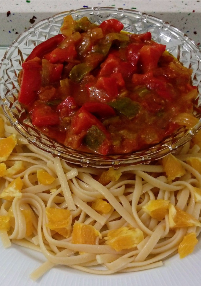 Una foto de Linguines de naranja y salteado de verduras