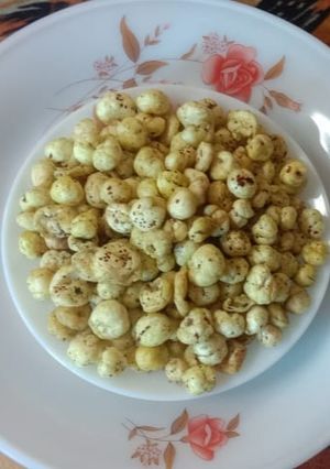 नमकीन मखाने(namkeen makhane recipe in hindi) रेसिपी मुख्य फोटो