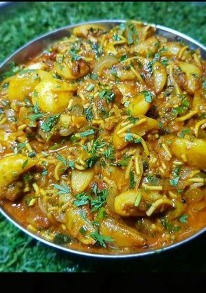 ભરેલાં લસણની સબ્જી (Stuffed Garlic Sabji recipe in Gujarati) રેસીપી મુખ્ય ફોટો