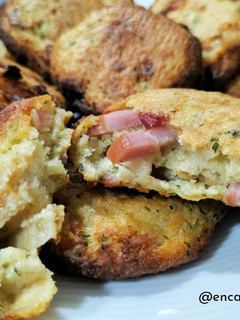 Una foto de Tortitas de bacon y queso en airfryer