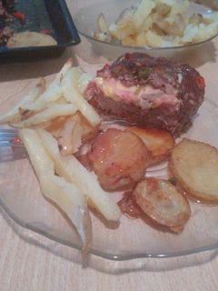 Una foto de Pan de carne relleno de jamón y queso