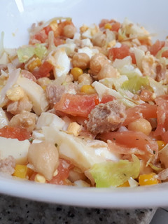 Una foto de Ensalada de garbanzos