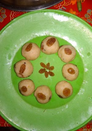 A picture of Nariyal ladoo.