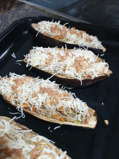 Una foto de Berenjenas rellenas de carne y verduras