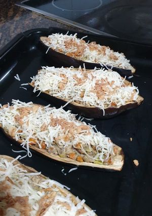 Una foto de Berenjenas rellenas de carne y verduras