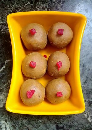 A picture of Bajra gond laddu.