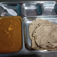 A picture of Matar paneer.