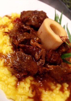 A picture of Risotto alla Milanese with Ossobuco.