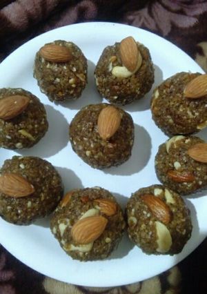 रोटी के लड्डू (roti ke laddu recipe in hindi) रेसिपी मुख्य फोटो