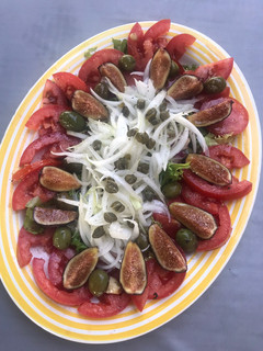 Una foto de Ensalada vegana para currantes (5), con higos y cositas ricas