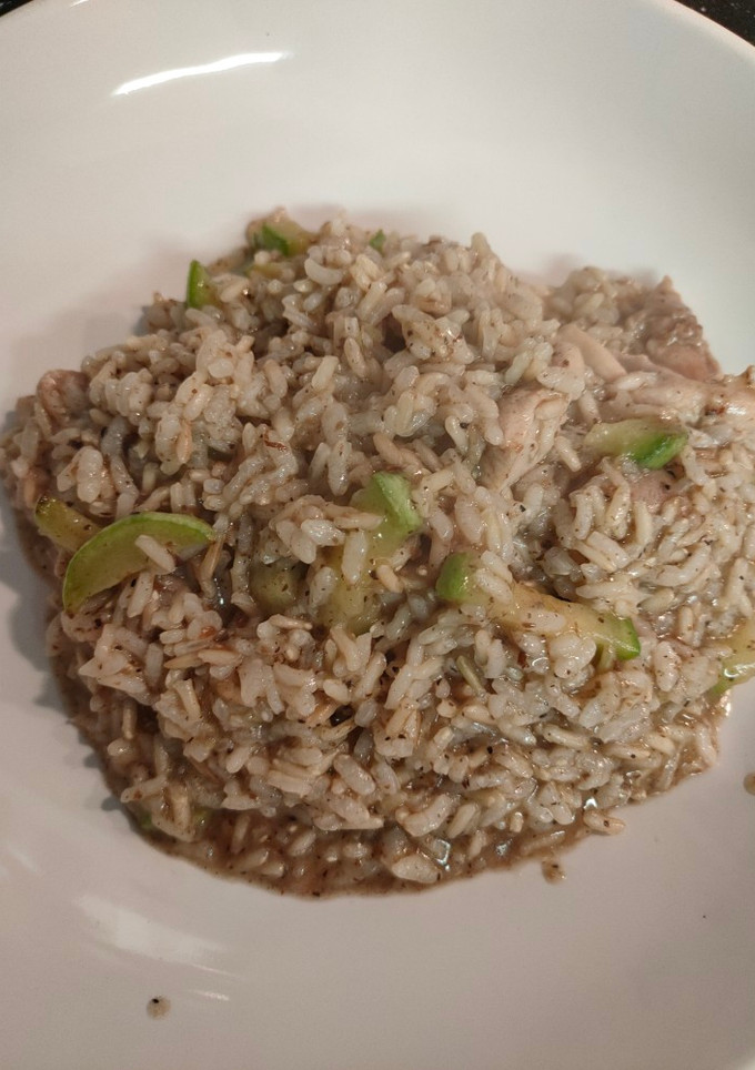 Una foto de Arroz meloso con trufa, pollo y calabacín