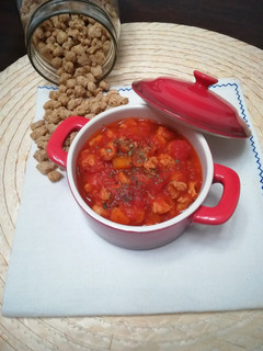 Una foto de Soja texturizada con salsa de tomate
