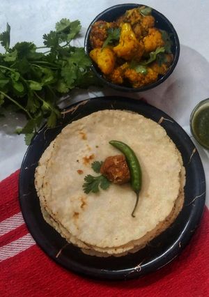 चावल के आटे की रोटी (Chawal ke aate ki roti recipe in Hindi) रेसिपी मुख्य फोटो