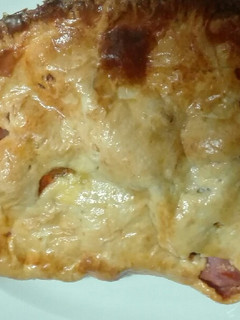 Una foto de Calzone de jamón cocido, queso y salchichas