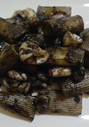 Una foto de Rigatoni con tinta de calamar