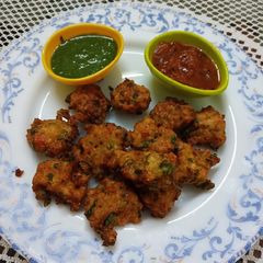 A picture of Veg pakodas/bhajiyas.