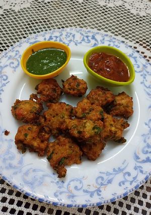 A picture of Veg pakodas/bhajiyas.