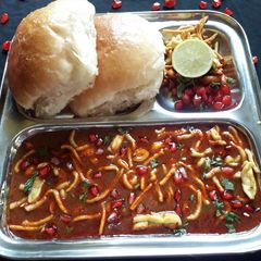A picture of Dabeli Misal.