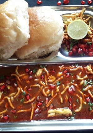 A picture of Dabeli Misal.