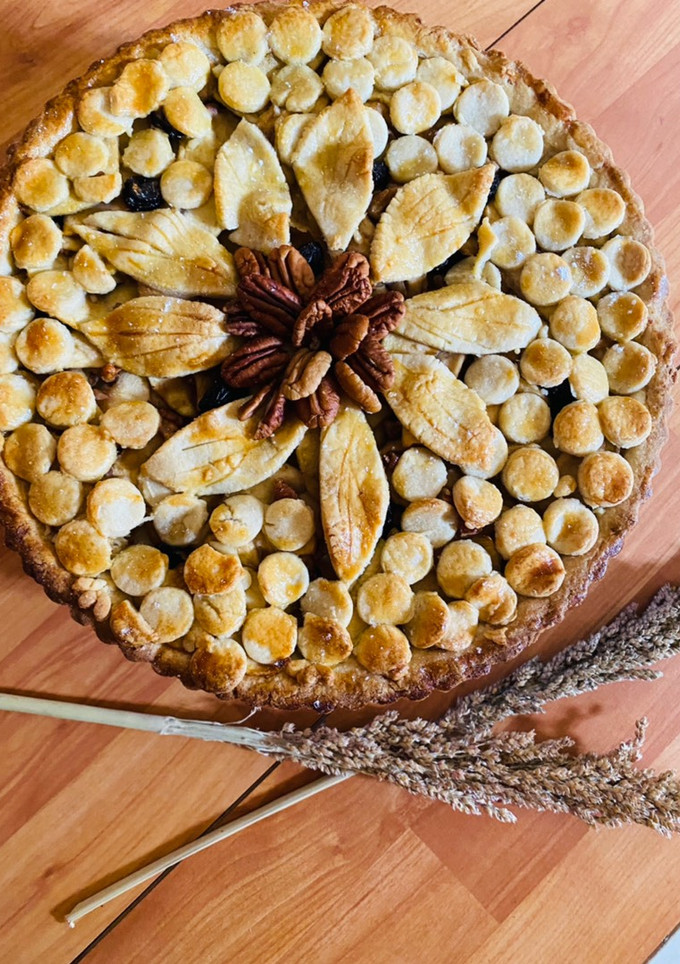 Una foto de Tarta de manzana con nueces y pasas