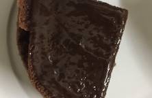 Bánh bông lan cacao sốt chocolate