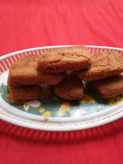 आटा बिस्कुट खजूर (Aata biscuit khajoor recipe in hindi) रेसिपी मुख्य फोटो
