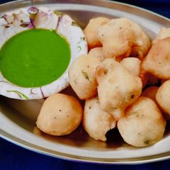 A picture of Urad Dal Bonda (Mysore Bonda).