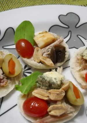 Una foto de Picada en mini pancitos árabes