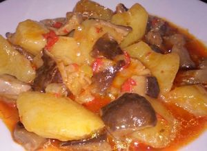 Una foto de Setas de cardo con patatas