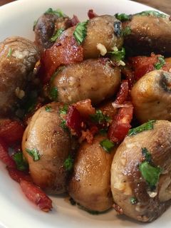 Una foto de Setas a la parrilla con tocineta y parmesano