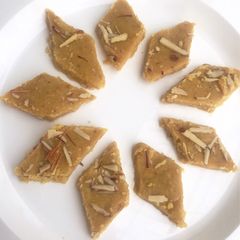 A picture of Besan khoya/mawa Barfi.