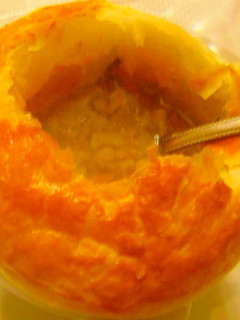 Una foto de Sopa de foie con trufa y costra de hojaldre