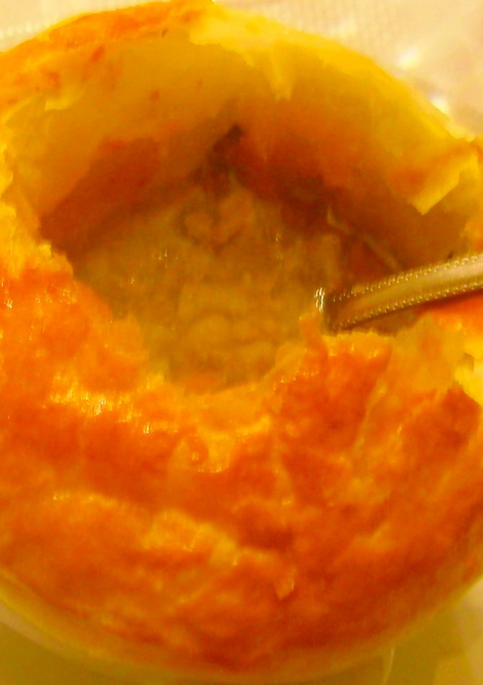 Una foto de Sopa de foie con trufa y costra de hojaldre