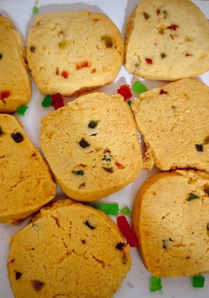 टूटी फ्रूटी कुकीज (tutti frutti cookies recipe in HIndi) रेसिपी मुख्य फोटो