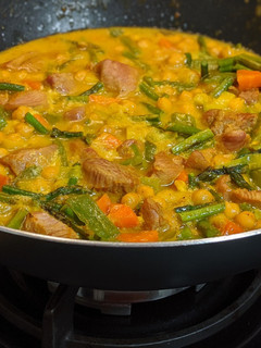Una foto de Pavo con garbanzos y verduras al curry