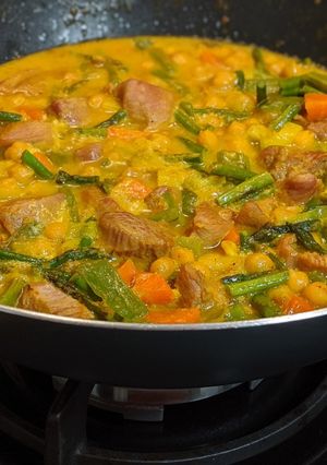 Una foto de Pavo con garbanzos y verduras al curry