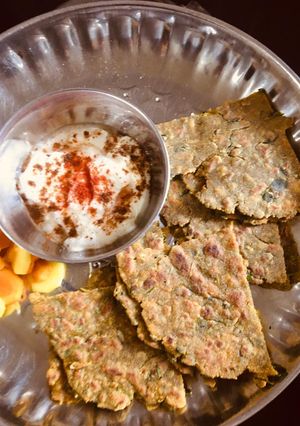 લીલા લસણ મેથી બાજરા ના ઢેબરા (Lila Lasan Methi Bajra Dhebra Recipe In Gujarati) રેસીપી મુખ્ય ફોટો