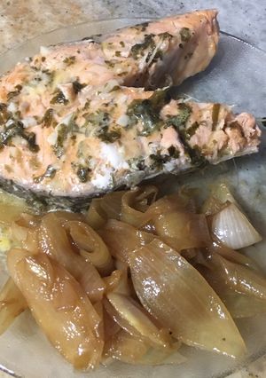 Una foto de Rodajas de salmón rosado en essen acompañadas con cebollas caramelizadas de Cristinarecetas 🐋!!