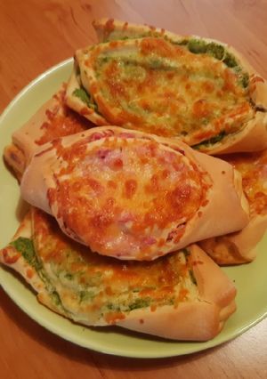 Sonkás és brokkolis csónakok recept fotója