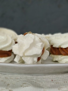 Una foto de Merengues con dulce de leche