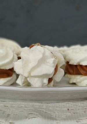 Una foto de Merengues con dulce de leche