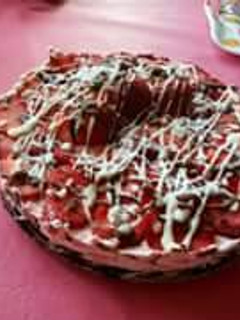 Una foto de Tarta sin horno de Oreo con frutillas y crema