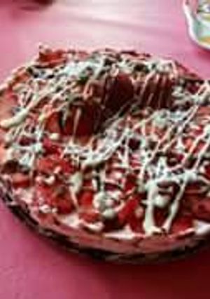 Una foto de Tarta sin horno de Oreo con frutillas y crema
