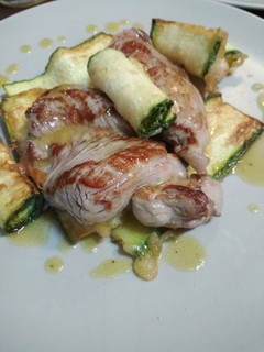 Una foto de Solomillo falso de ternera con tempura de calabacín y vinagreta