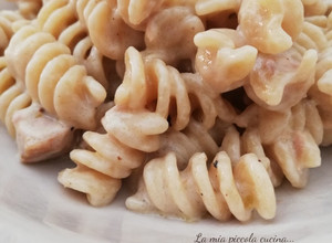 Foto di Fusilli integrali cremosi con panna e tonno
